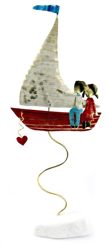 Χειροποίητο διακοσμητικό επιτραπέζιο Ζευγάρι σε βάρκα με πανί και σημαία ορειχάλκινο 10x26cm