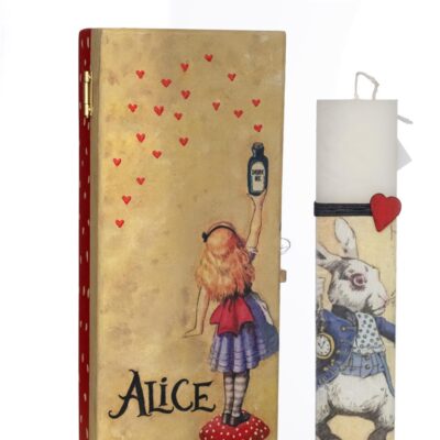 Λαμπάδα χειροποίητη αρωματική λευκή πλακέ Alice in Wonderland κόκκινο σε ξύλινο κουτί 28.5x10.5x7cm