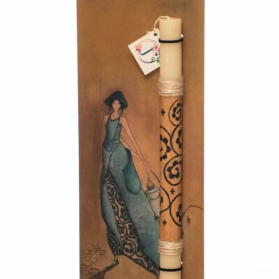 Λαμπάδα Κοπέλα με μπλε φόρεμα χειροποίητη αρωματική κρεμ στόγγυλη σε ξύλινη βάση κοσμημάτων μπεζ 39x13.5cm