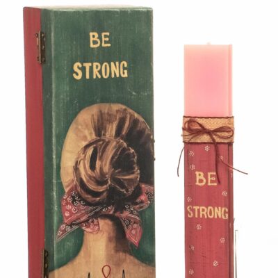 Λαμπάδα χειροποίητη αρωματική ροζ πλακέ Be strong σε ξύλινο κουτί πολύχρωμο 28.5x10.5x7cm