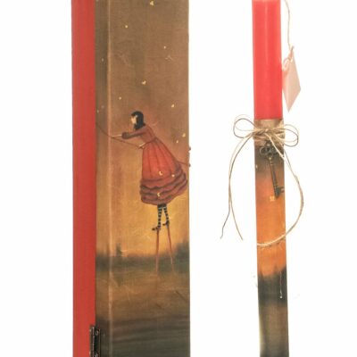 Λαμπάδα χειροποίητη αρωματική κόκκινη στρόγγυλη Κορίτσι Ξυλοπόδαρη σε ξύλινο κουτί πολύχρωμο 34x7x6.5cm