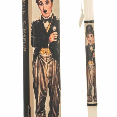 Λαμπάδα χειροποίητη αρωματική λευκή στρόγγυλη Charlie Chaplin σε ξύλινο κουτί γκρι/μαύρο 34x7x6.5cm