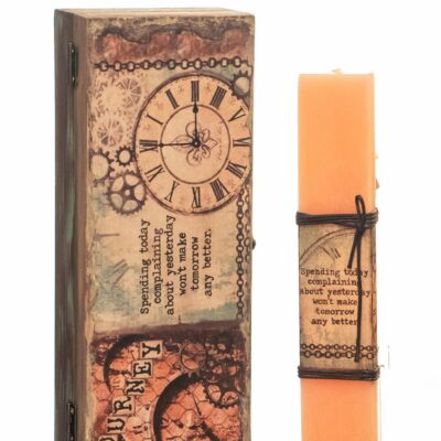 Λαμπάδα χειροποίητη αρωματική σομόν πλακέ Journey σε ξύλινο κουτί πολύχρωμο 28.5x10.5x7cm